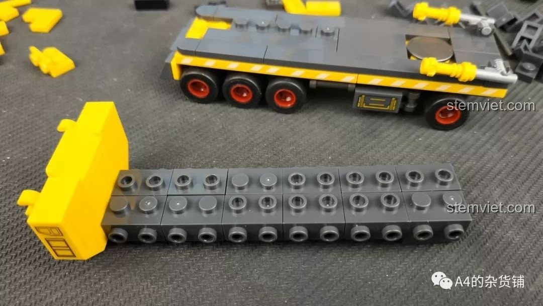 Hai loại mảnh ghép góc màu xám khác nhau được sử dụng trong bộ lắp ráp SEMBO 107002 Xe Vận Tải Đổ CN373, tạo sự đa dạng trong thiết kế.