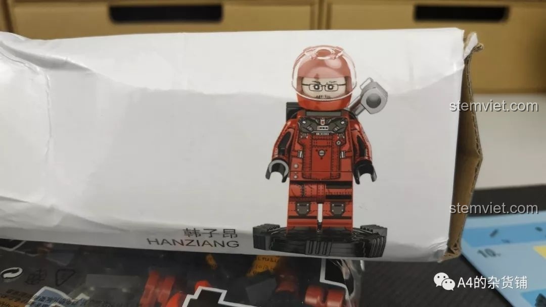 Minifigure Han Ziang trong bộ đồ chơi lắp ráp SEMBO 107002 Xe Vận Tải Đổ CN373, nhân vật từ phim Lưu Lạc Địa Cầu.