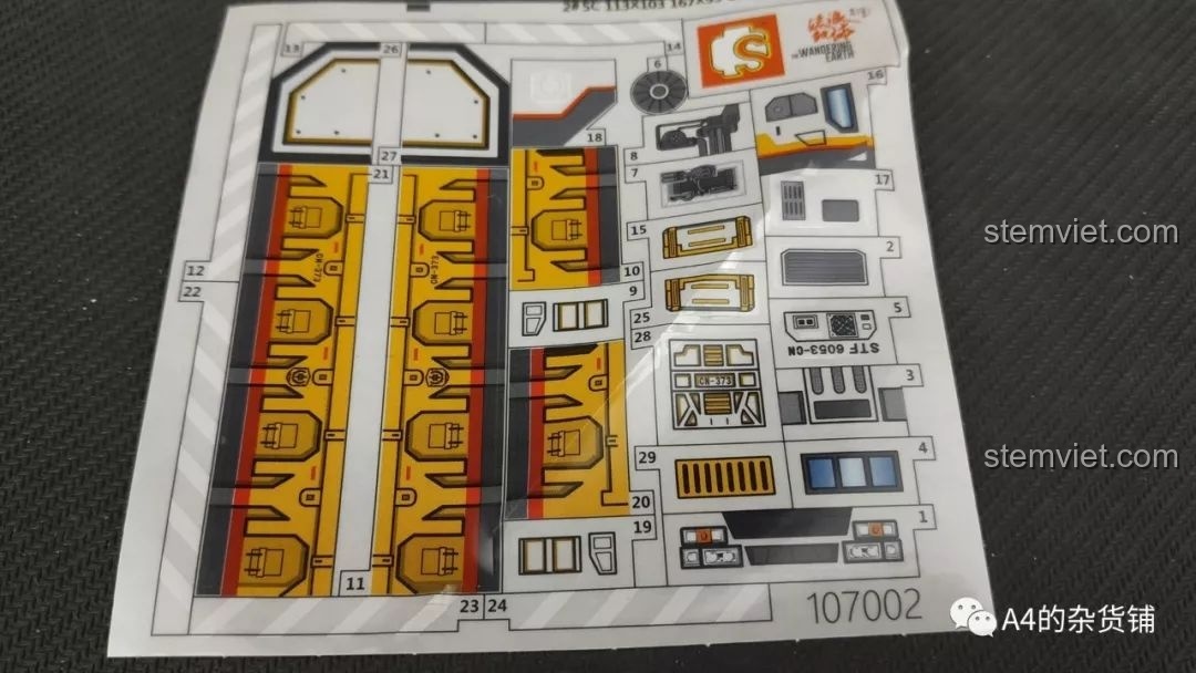 Cận cảnh miếng dán sticker của bộ lắp ráp SEMBO 107002 Xe Vận Tải Đổ CN373 sau khi làm phẳng, với các chi tiết đồ họa sắc nét.