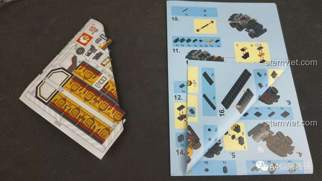 Miếng dán sticker của bộ lắp ráp SEMBO 107002 Xe Vận Tải Đổ CN373 bị gập, cần được làm phẳng trước khi sử dụng.