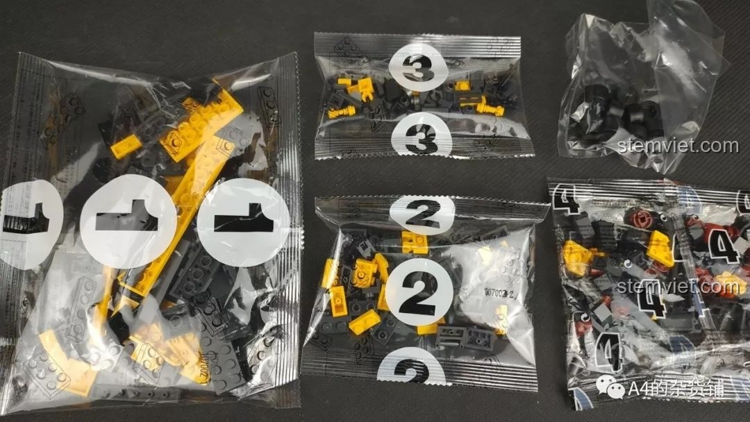 Các túi mảnh ghép được đánh số của bộ lắp ráp SEMBO 107002 Xe Vận Tải Đổ CN373, phân loại rõ ràng cho quá trình lắp ráp.