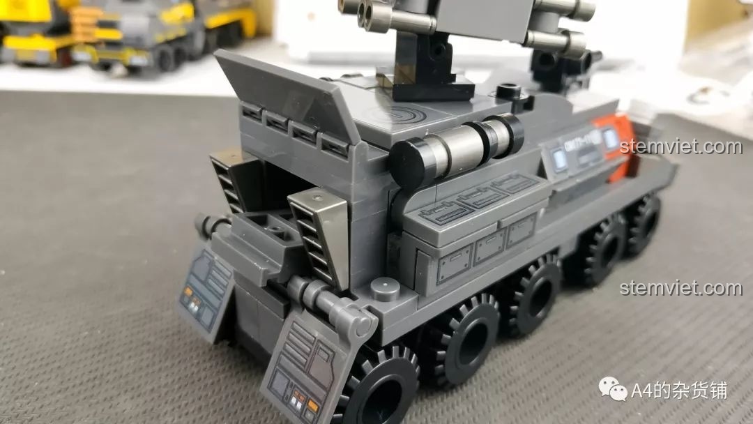 So sánh mô hình SEMBO 107003 Xe Vận Chuyển Quân Sự CN71 và 107004 Xe Công Trình với một chiếc xe Hot Wheels, giúp ước lượng tỉ lệ thực tế của mô hình.