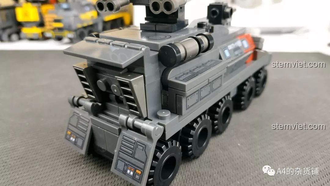 So sánh mô hình SEMBO 107003 Xe Vận Chuyển Quân Sự CN71 với 107004 Xe Công Trình, cho thấy sự tương đồng về tỉ lệ và thiết kế.