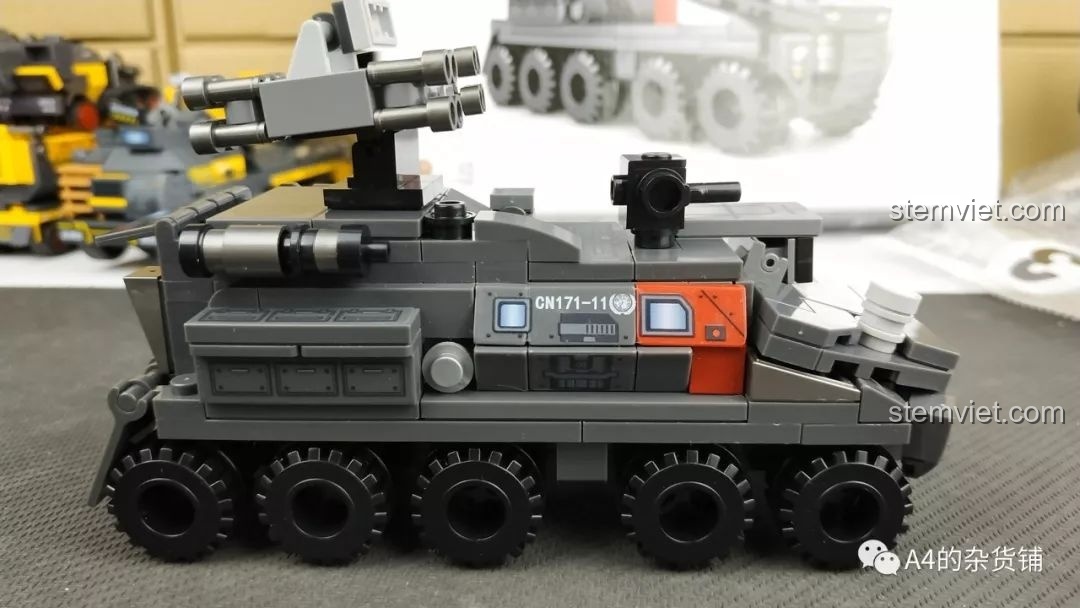 Góc nhìn cận cảnh cửa khoang phía sau của mô hình SEMBO 107003 Xe Vận Chuyển Quân Sự CN71 khi mở, thể hiện không gian bên trong.