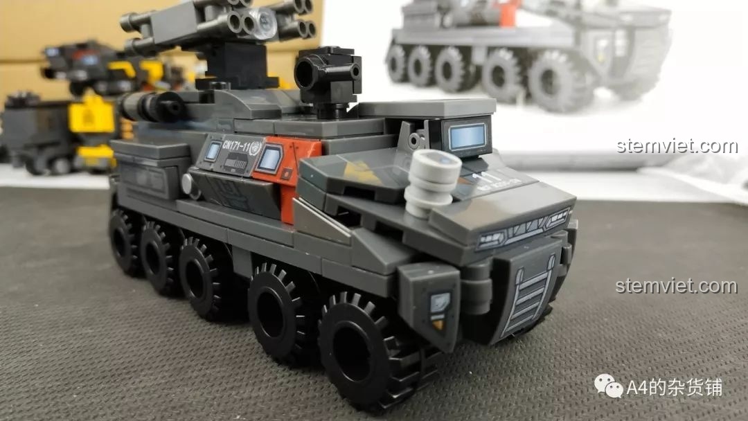 Cửa khoang phía sau của mô hình SEMBO 107003 Xe Vận Chuyển Quân Sự CN71 có thể mở ra, tăng tính tương tác và khả năng chơi.