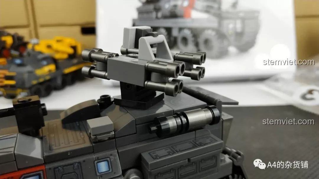 Góc nhìn bên hông của mô hình SEMBO 107003 Xe Vận Chuyển Quân Sự CN71, thể hiện sự chắc chắn và các chi tiết bên ngoài của xe bọc thép.