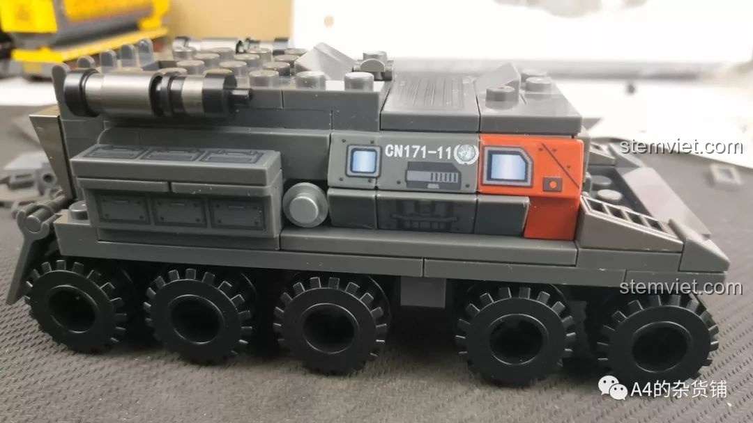 Cận cảnh sách hướng dẫn lắp ráp bộ SEMBO 107003 Xe Vận Chuyển Quân Sự CN71 ở bước 25, hình ảnh bị che bởi sticker.