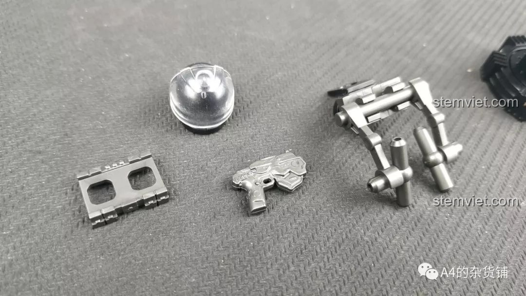 Quá trình lắp ráp phần khung xe của bộ lắp ráp SEMBO 107003 Xe Vận Chuyển Quân Sự CN71, với nhiều bánh xe và cấu trúc chắc chắn.