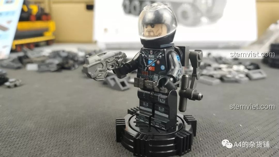 Phần thân xe của mô hình SEMBO 107003 Xe Vận Chuyển Quân Sự CN71 đang được lắp ráp, với các chi tiết và sticker được thêm vào.