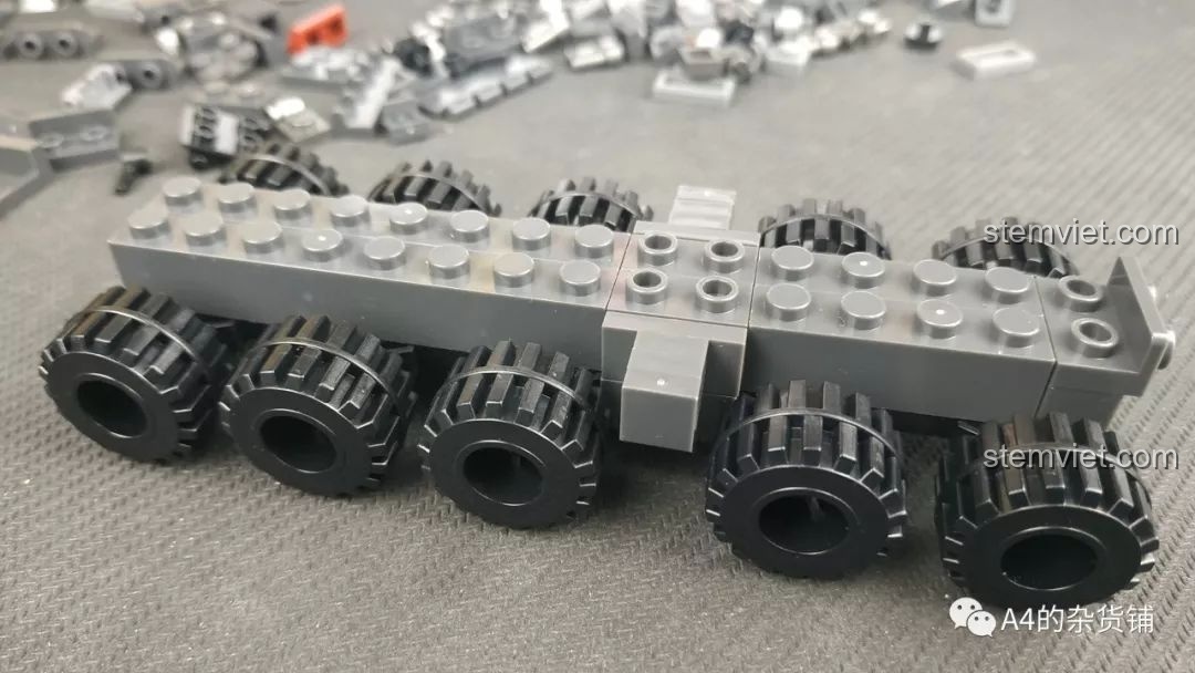 Góc nhìn bên hông của thân xe SEMBO 107003 Xe Vận Chuyển Quân Sự CN71, cho thấy thiết kế chắc chắn và các chi tiết được lắp ráp tỉ mỉ.