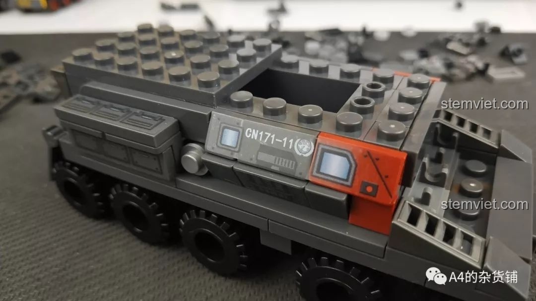 Góc nhìn phía trước của thân xe SEMBO 107003 Xe Vận Chuyển Quân Sự CN71, thể hiện thiết kế mạnh mẽ và sẵn sàng chiến đấu.