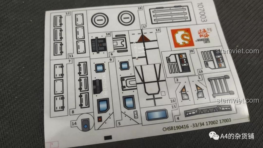 Mảnh ghép trong suốt 1x4 với rãnh của bộ lắp ráp SEMBO 107003 Xe Vận Chuyển Quân Sự CN71, một chi tiết độc đáo.