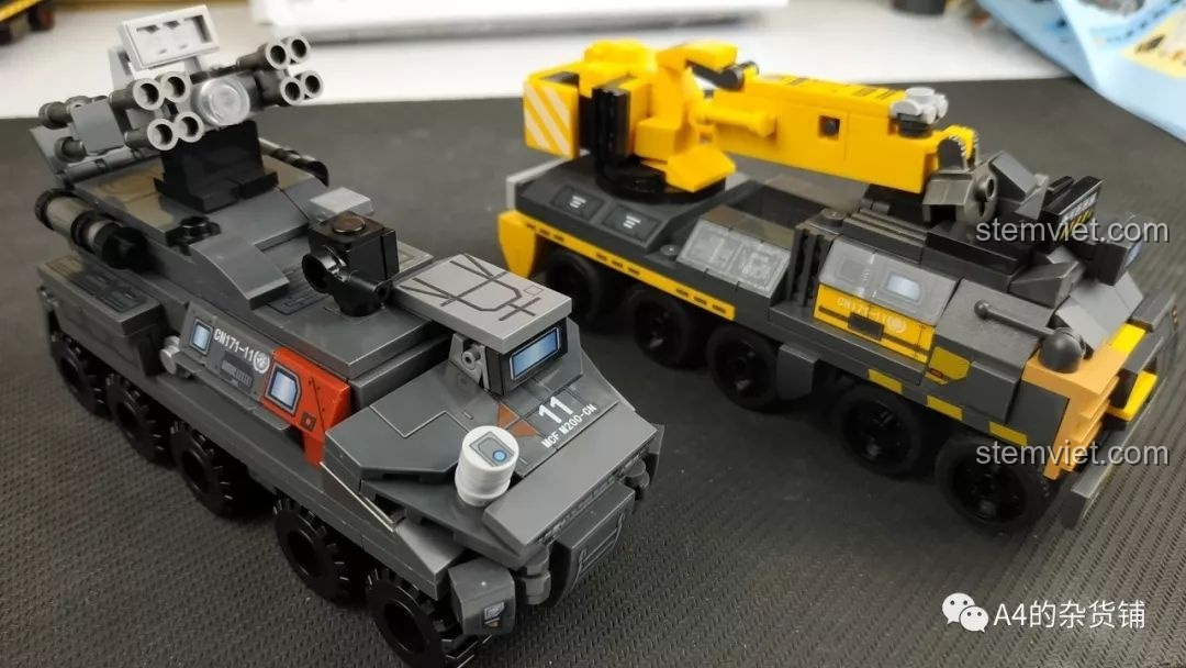 Minifigure Vương Lỗi đứng cạnh mô hình SEMBO 107003 Xe Vận Chuyển Quân Sự CN71, thể hiện tỉ lệ giữa nhân vật và xe trong bộ lắp ráp.