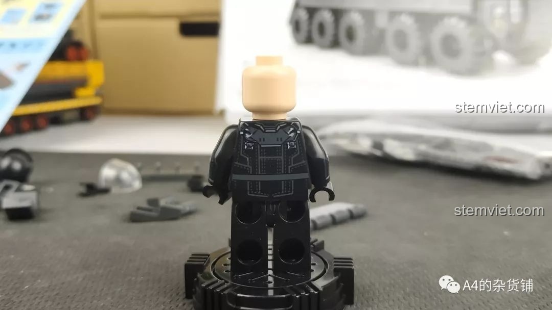 Các phụ kiện đi kèm minifigure Vương Lỗi trong bộ lắp ráp SEMBO 107003 Xe Vận Chuyển Quân Sự CN71, bao gồm súng, thắt lưng và bộ xương ngoài.