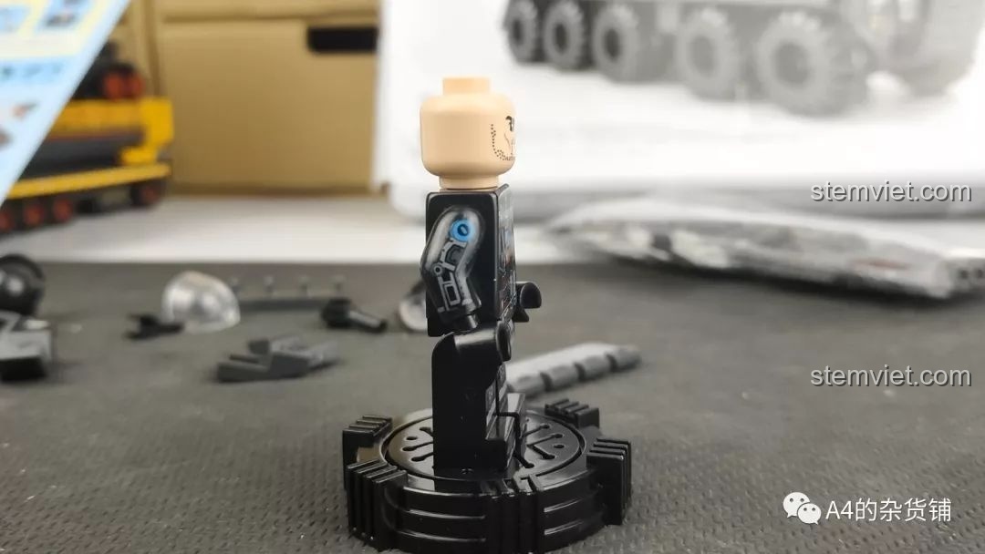 Minifigure Vương Lỗi với đầy đủ trang bị, bao gồm mũ bảo hiểm, súng và bộ xương ngoài, sẵn sàng cho nhiệm vụ trong bộ lắp ráp SEMBO 107003.