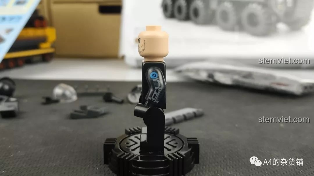 Góc nhìn bên hông còn lại của minifigure Vương Lỗi, hoàn chỉnh các chi tiết trang phục và phụ kiện trong bộ lắp ráp SEMBO 107003.