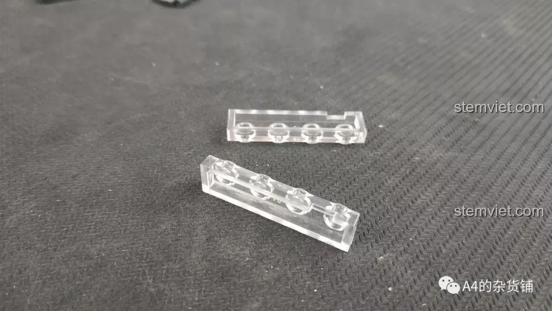 Góc nhìn bên hông của minifigure Vương Lỗi, cho thấy chi tiết trang phục và phụ kiện đi kèm trong bộ lắp ráp SEMBO 107003.