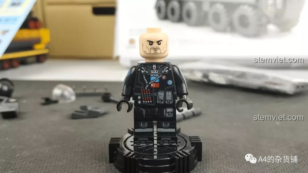 Mặt sau của minifigure Vương Lỗi, cho thấy các chi tiết in ấn phức tạp trên trang phục chiến đấu của nhân vật.