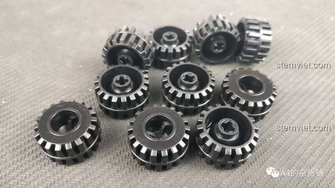 Minifigure Vương Lỗi (Wang Lei) trong bộ đồ chơi lắp ráp SEMBO 107003 Xe Vận Chuyển Quân Sự CN71, nhân vật từ phim Lưu Lạc Địa Cầu.