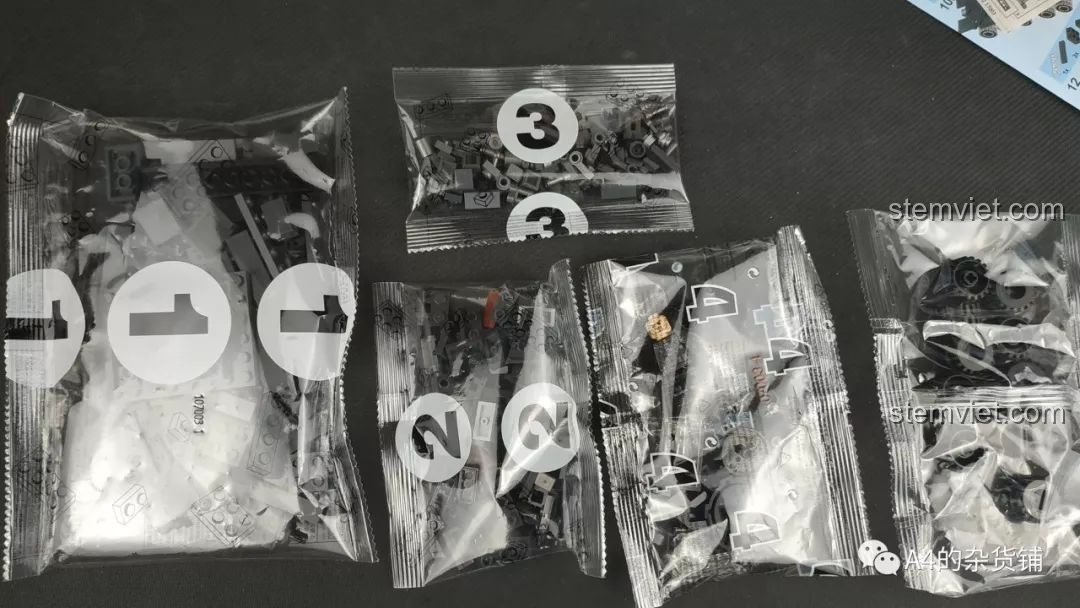 Cận cảnh miếng dán sticker của bộ lắp ráp SEMBO 107003 Xe Vận Chuyển Quân Sự CN71, với các chi tiết đồ họa phức tạp và logo.