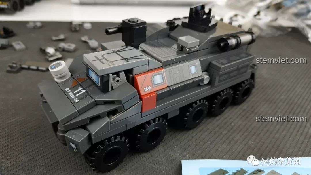 Góc nhìn khác của tháp pháo trên mô hình SEMBO 107003 Xe Vận Chuyển Quân Sự CN71, thể hiện sự linh hoạt và chi tiết trong thiết kế.