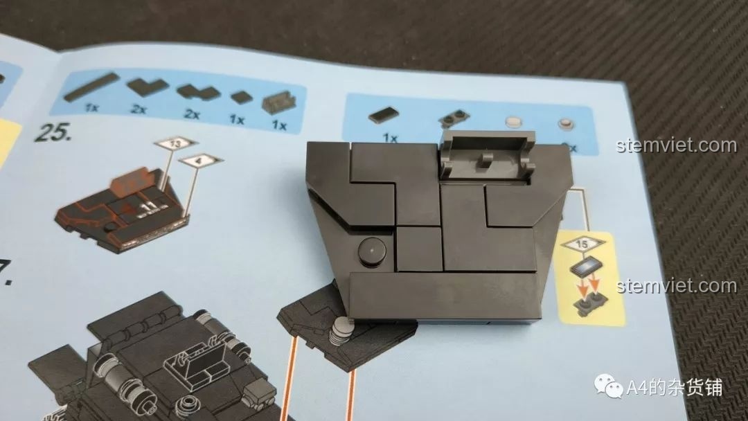 Cận cảnh tháp pháo và hệ thống phóng tên lửa của mô hình SEMBO 107003 Xe Vận Chuyển Quân Sự CN71, thể hiện chi tiết và sức mạnh.