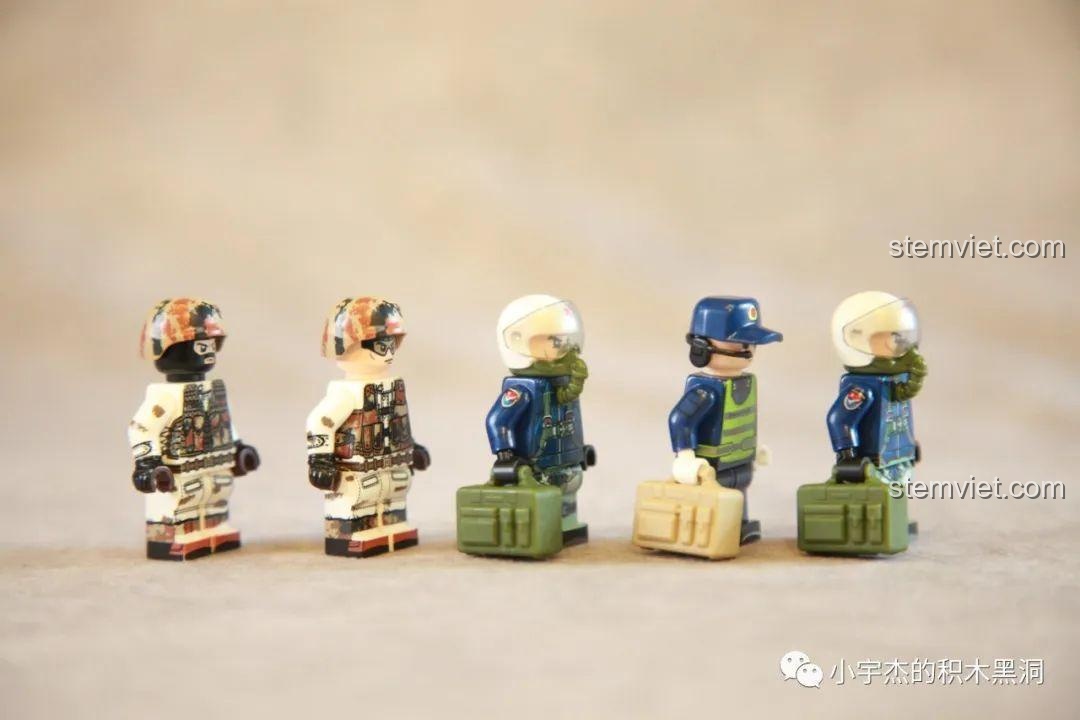 5 minifigures quân sự của bộ lắp ghép J-11B SEMBO 202156 nhìn từ góc nghiêng, thể hiện phụ kiện và trang phục chi tiết.