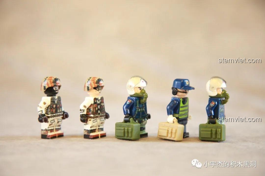 5 minifigures quân sự của bộ lắp ghép J-11B SEMBO 202156 từ một góc nghiêng khác, thể hiện sự đa dạng trong thiết kế.