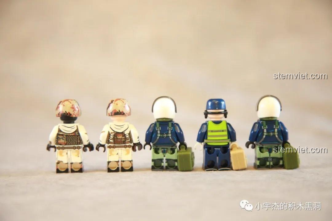 Lưng của 5 minifigures quân sự từ bộ lắp ghép J-11B SEMBO 202156 với các chi tiết in ấn sắc nét và rõ ràng.