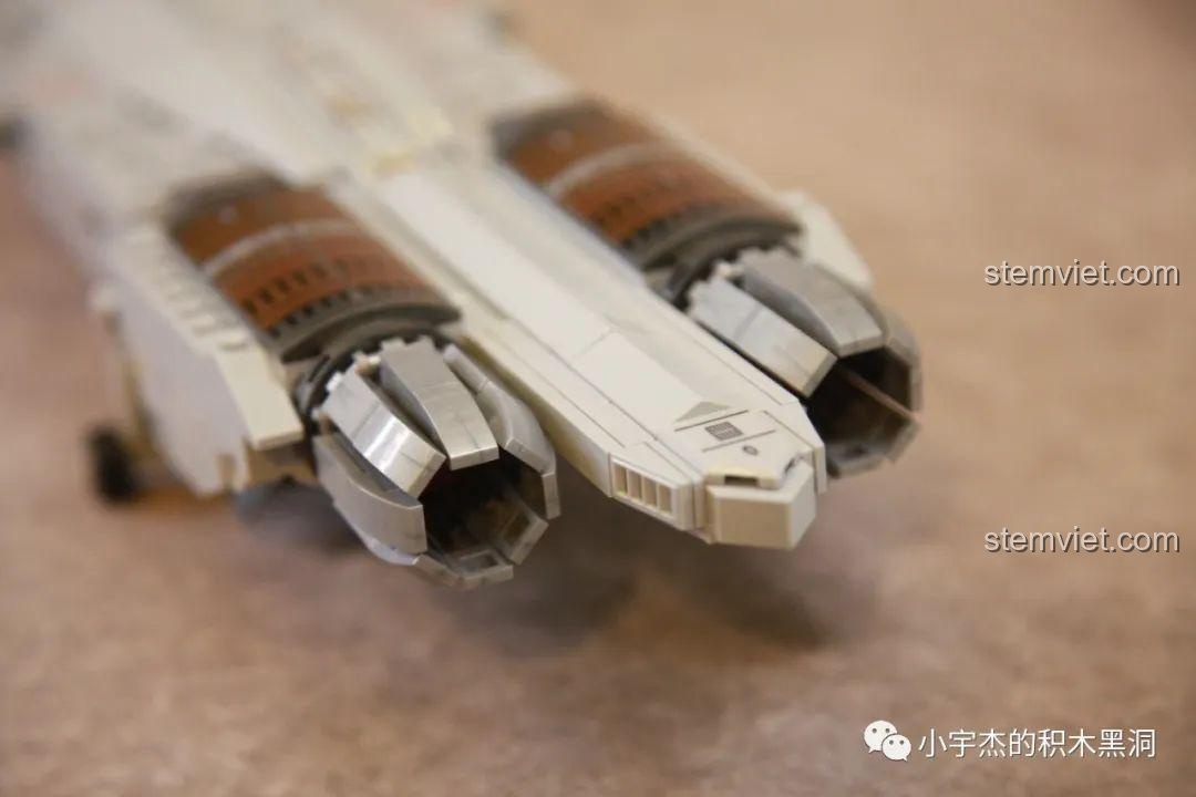 Buồng lái của mô hình máy bay J-11B SEMBO 202156 có thể mở ra đóng vào, cho thấy chi tiết bên trong và khả năng tương tác.