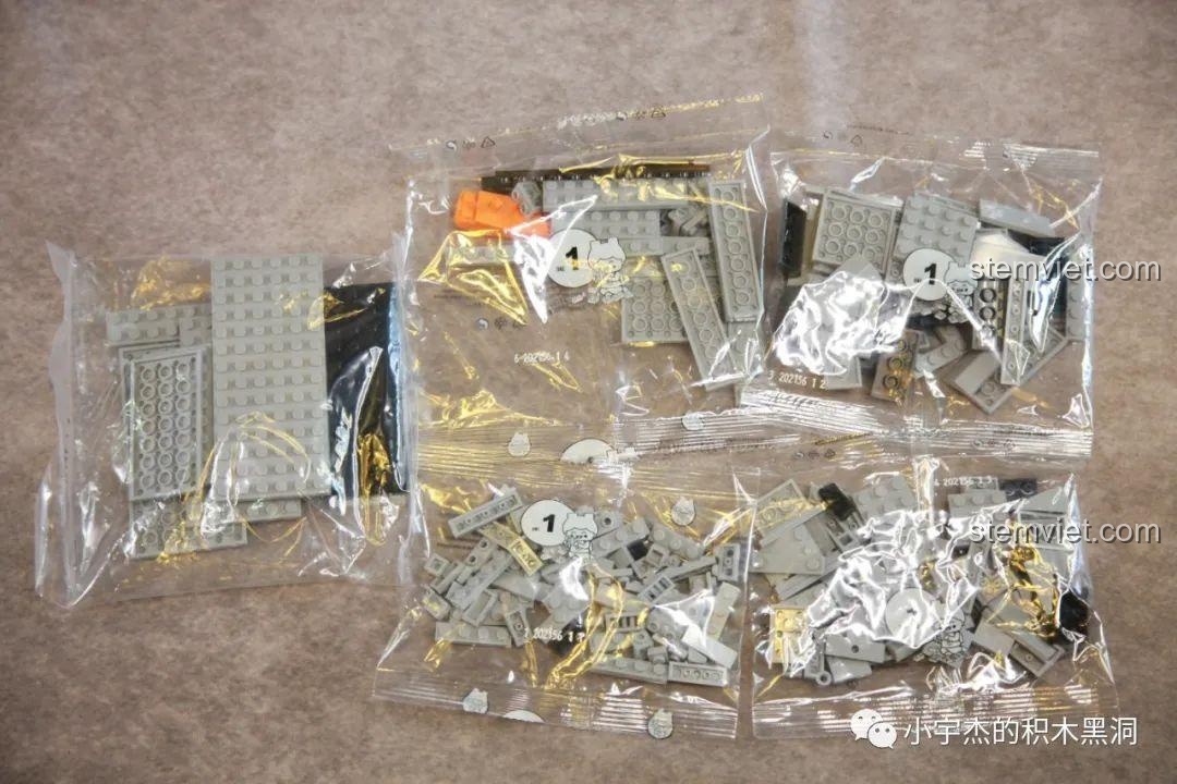 Các mảnh ghép từ túi số 1 của bộ lắp ghép J-11B SEMBO 202156 được đổ ra, đa dạng kích thước và hình dạng, sẵn sàng lắp ráp.