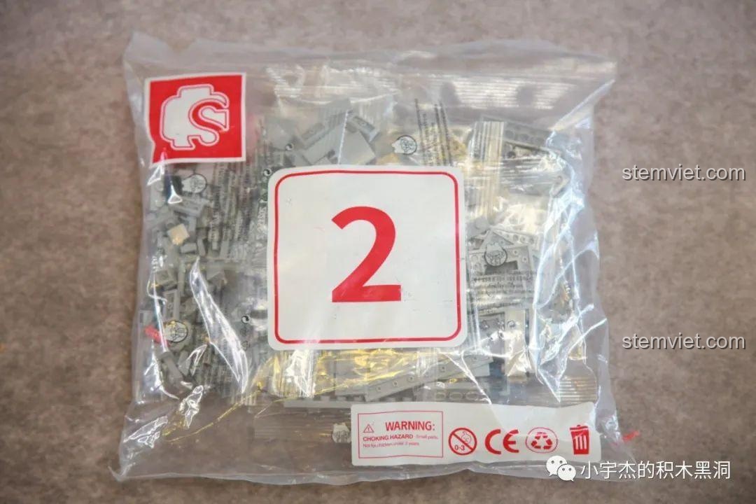 Các mảnh ghép từ túi số 2 của bộ lắp ghép J-11B SEMBO 202156 được đổ ra, sẵn sàng để tiếp tục hoàn thiện thân máy bay.