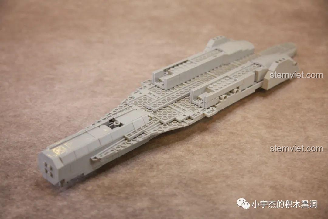 Các mảnh ghép từ túi số 3 của bộ lắp ghép J-11B SEMBO 202156 được đổ ra, bao gồm cả các bộ phận tên lửa và động cơ.