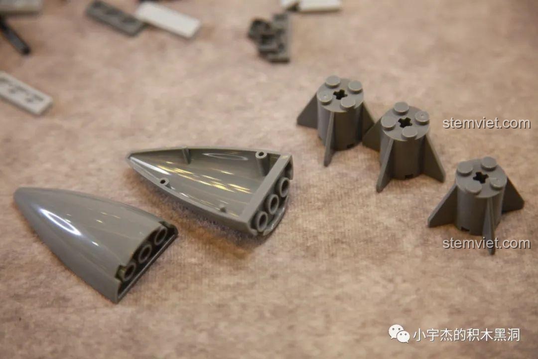 Cận cảnh chi tiết động cơ phản lực của mô hình máy bay J-11B SEMBO 202156, thể hiện sự chân thực và tỉ mỉ trong thiết kế.