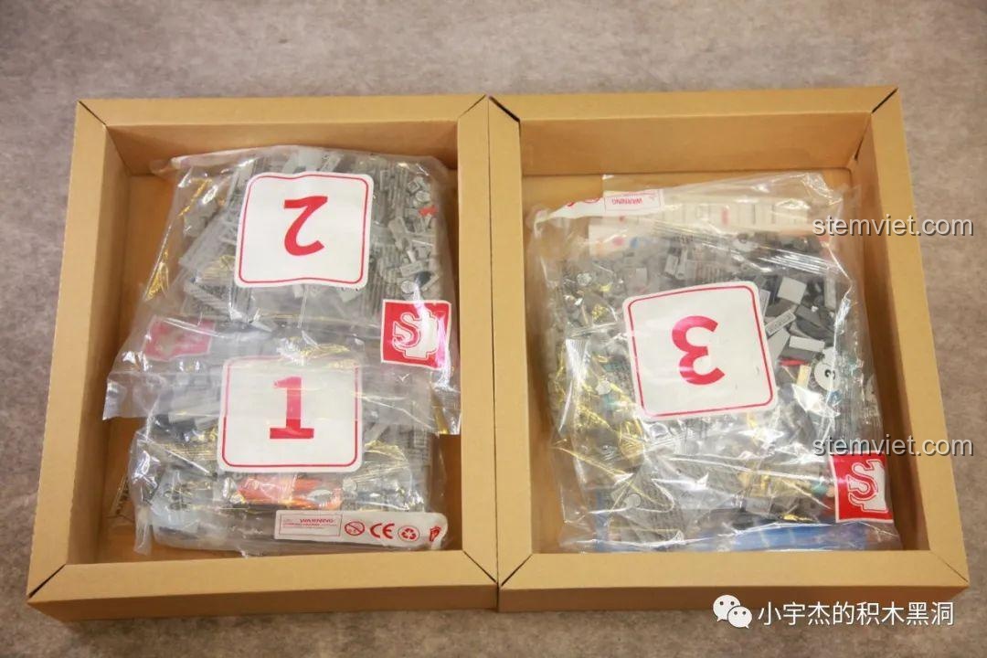 Hai hộp nhỏ chứa mảnh ghép được phân loại gọn gàng bên trong hộp bộ lắp ghép Máy bay tiêm kích J-11B SEMBO 202156.