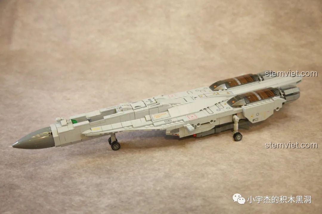 Mô hình máy bay chiến đấu J-11B SEMBO 202156 hoàn chỉnh, nhìn từ góc nghiêng, thể hiện vẻ đẹp mạnh mẽ và chi tiết.