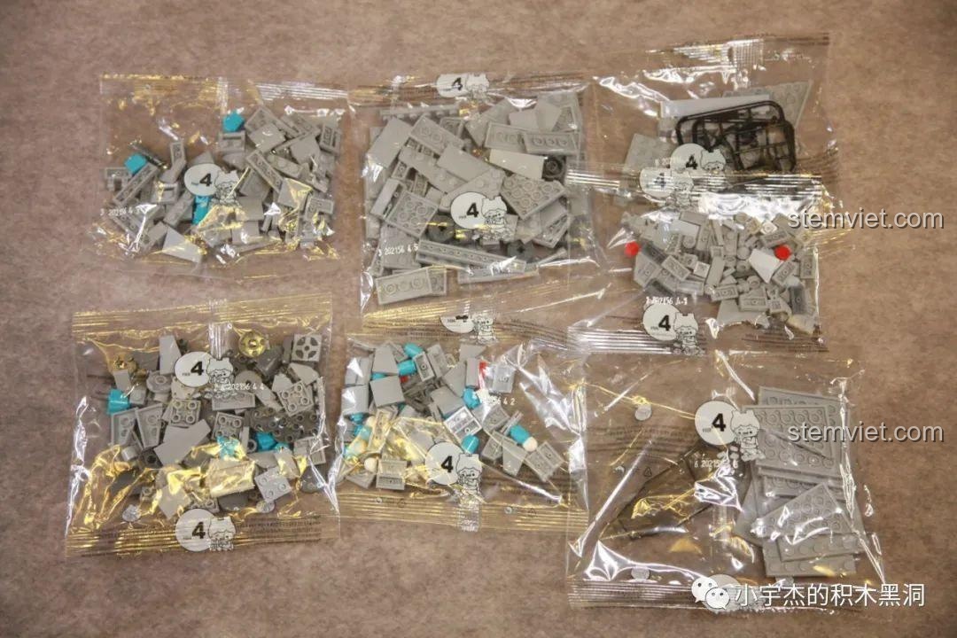 Mô hình máy bay chiến đấu J-11B SEMBO 202156 hoàn chỉnh nhìn từ phía sau, tập trung vào động cơ và phần đuôi có thể điều chỉnh.