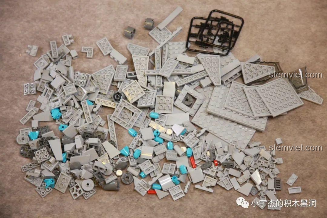 Mặt dưới của mô hình máy bay chiến đấu J-11B SEMBO 202156 với các tên lửa được gắn đầy đủ, thể hiện chi tiết vũ khí.