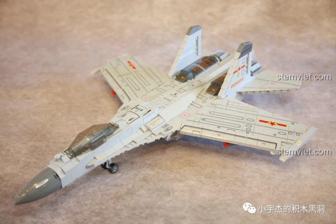 Cận cảnh đuôi và cánh của mô hình máy bay J-11B SEMBO 202156 với các chi tiết in ấn sắc nét và thiết kế chân thực.