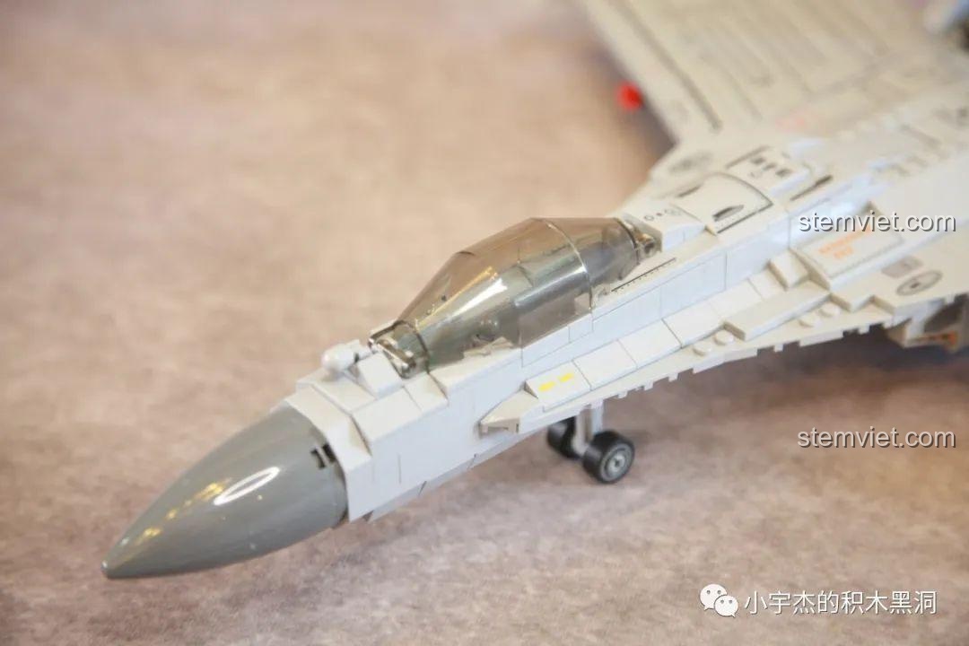 Mô hình máy bay chiến đấu J-11B SEMBO 202156 với đầy đủ vũ khí được gắn, sẵn sàng cho mọi cuộc chiến và trưng bày.