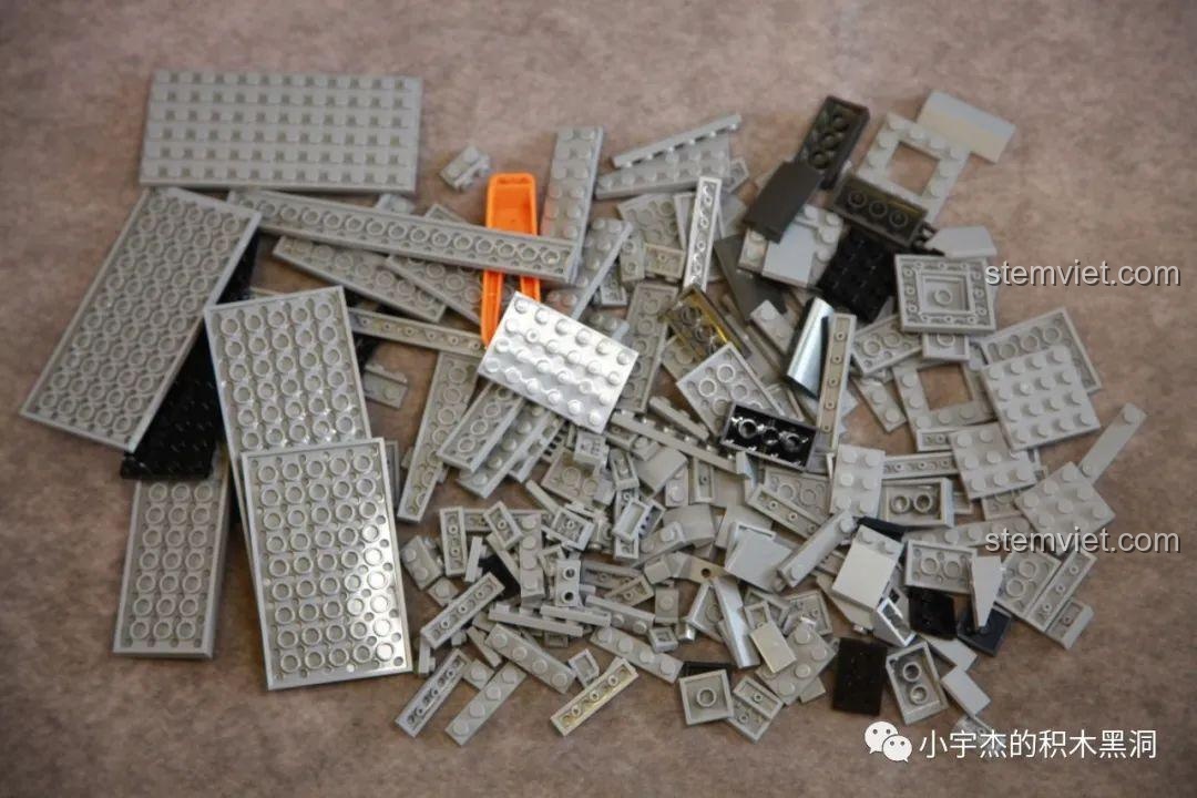 Phần thân máy bay đang được lắp từ mảnh ghép gói số 1 của bộ lắp ghép Máy bay tiêm kích J-11B SEMBO 202156, cho thấy cấu trúc ban đầu.