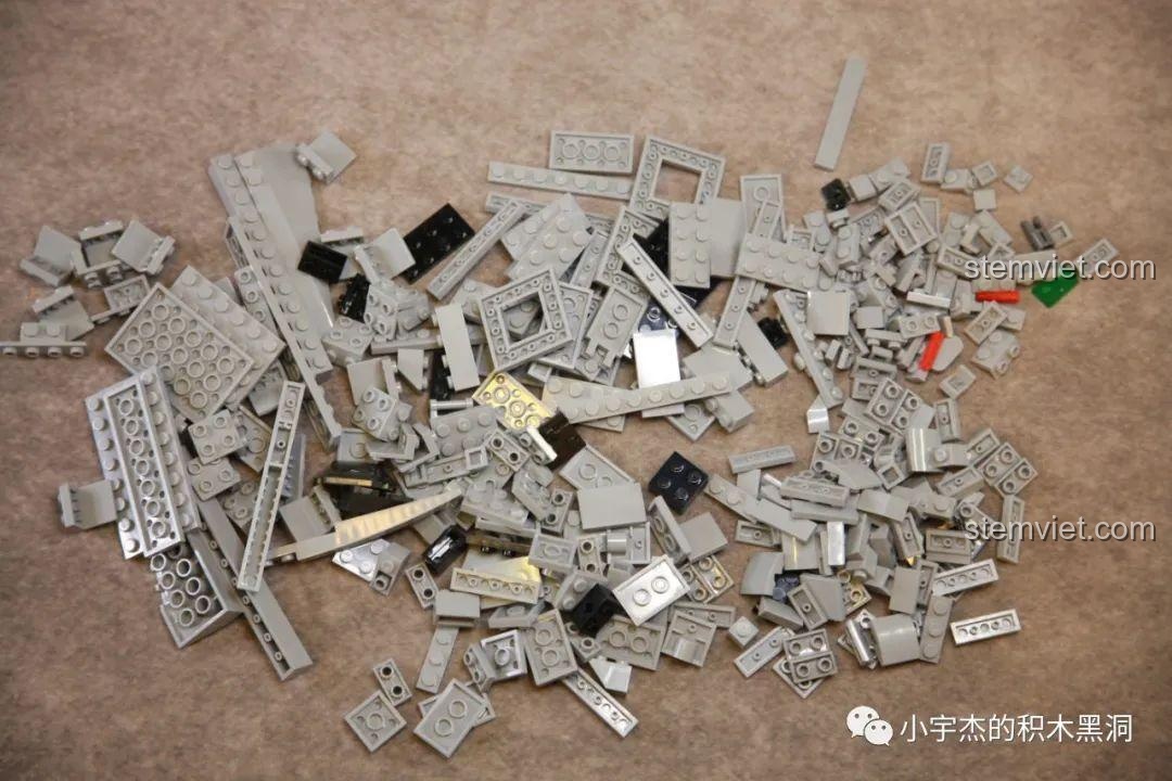 Phần thân máy bay nhìn từ dưới lên sau khi lắp gói số 2 của bộ lắp ghép J-11B SEMBO 202156, thể hiện cấu trúc bên dưới.