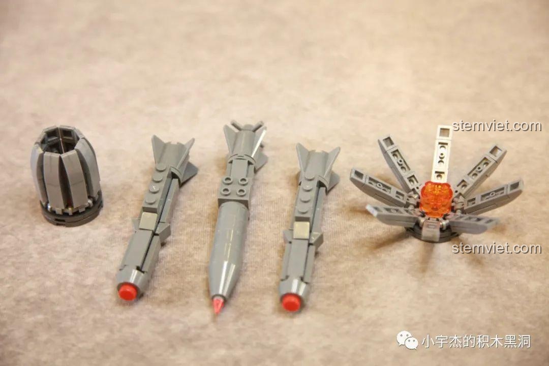 Các tên lửa được gắn dưới bụng mô hình máy bay J-11B SEMBO 202156, tạo vẻ ngoài mạnh mẽ và sẵn sàng chiến đấu.