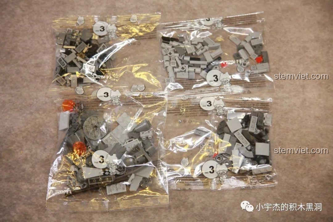 Các bộ phận tên lửa và động cơ phản lực đã được lắp ráp từ bộ lắp ghép J-11B SEMBO 202156, sẵn sàng gắn vào máy bay.