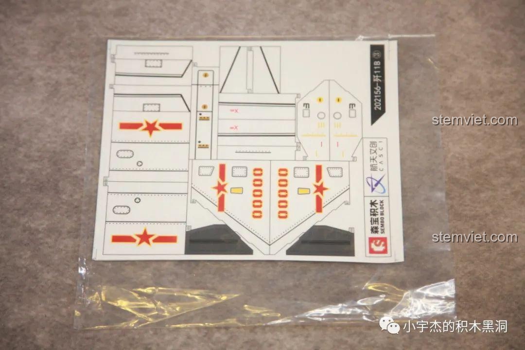 Túi chứa 3 tờ sticker trong suốt của bộ lắp ráp Máy bay tiêm kích J-11B SEMBO 202156, chuẩn bị cho công đoạn dán.