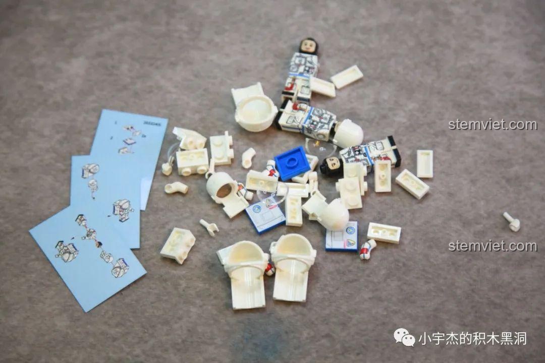 Các chi tiết nhỏ để lắp ráp minifigure phi hành gia trong bộ đồ chơi xây dựng Trạm Không Gian Thiên Cung 3324.