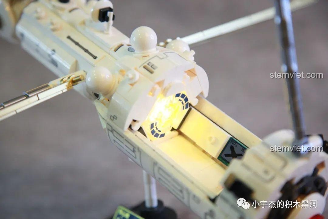 Đèn LED bên trong khoang lõi của mô hình Khoang Lõi Trạm Không Gian Thiên Cung SEMBO 203324 đang phát sáng.