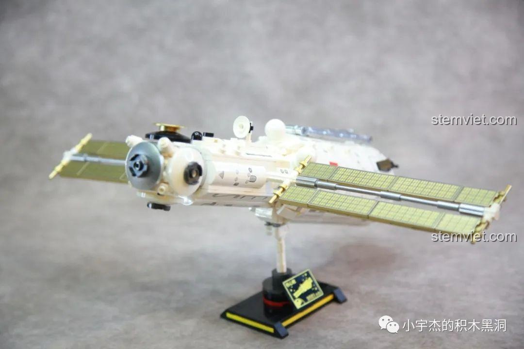 Mô hình Khoang Lõi Trạm Không Gian Thiên Cung SEMBO 203324 trên đế trưng bày, góc nhìn phía trước.