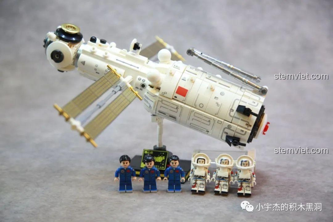 Mô hình Khoang Lõi Trạm Không Gian Thiên Cung SEMBO 203324 hoàn thành cùng 6 minifigure phi hành gia.