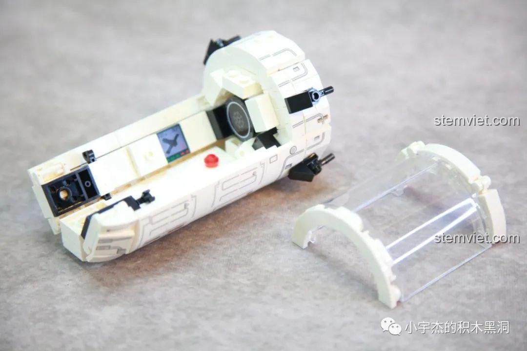 Giai đoạn lắp ráp ban đầu của khoang lõi, cho thấy thiết kế bán trong suốt của bộ đồ chơi Trạm Vũ Trụ Trung Quốc 3324.